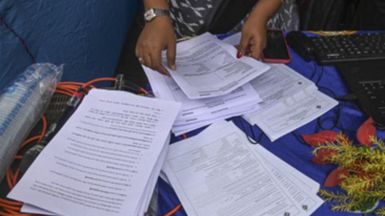 Draft Voter List: ১৬ তারিখে বেরবে খসড়া তালিকা, লিস্টে নিজের নাম দেখবেন কী করে? Draft Voter List: ১৬ তারিখে বেরবে খসড়া তালিকা, লিস্টে নিজের নাম দেখবেন কী করে?