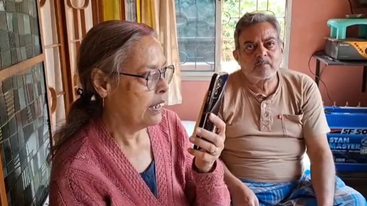 SIR in Bengal: কাতারে কাজে গিয়েছে ছেলে, কিন্তু SIR এর তালিকা বলছে ‘মৃত’! হতবার বৃদ্ধ মা-বাবা