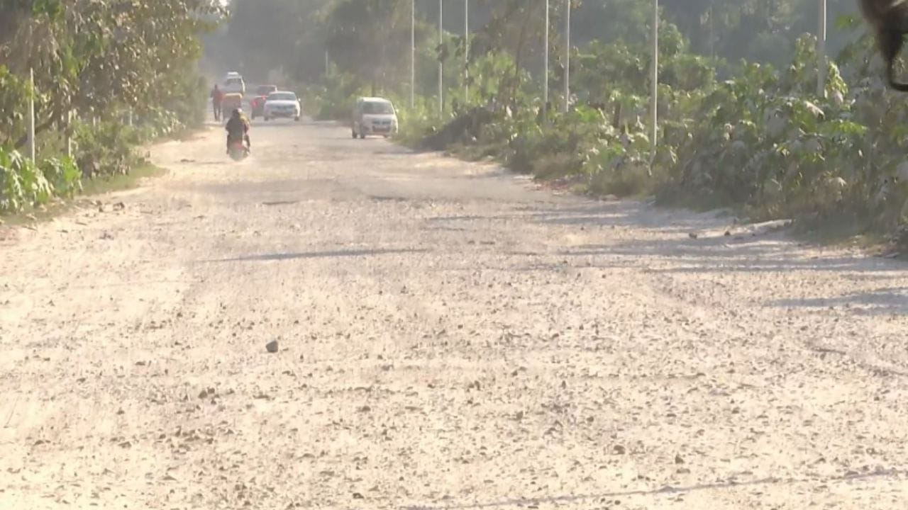 Siliguri: ‘রেলের রাস্তা, সারানোর দায় আমাদের নয়’, বোর্ড লাগাবে পৌরনিগম