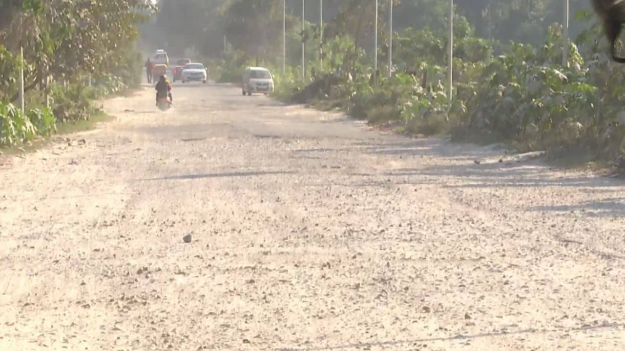 Siliguri: রেলের রাস্তা, সারানোর দায় আমাদের নয়, বোর্ড লাগাবে পৌরনিগম