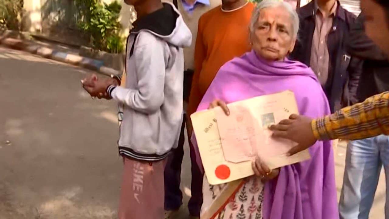 SIR in Bengal: প্রায় ৬০ বছরের পুরনো মাধ্যমিকের অ্যাডমিট নিয়ে হিয়ারিংয়ে হাজির বৃদ্ধা, শুধু বললেন ‘ভাল লাগে যত্নে রাখতে’