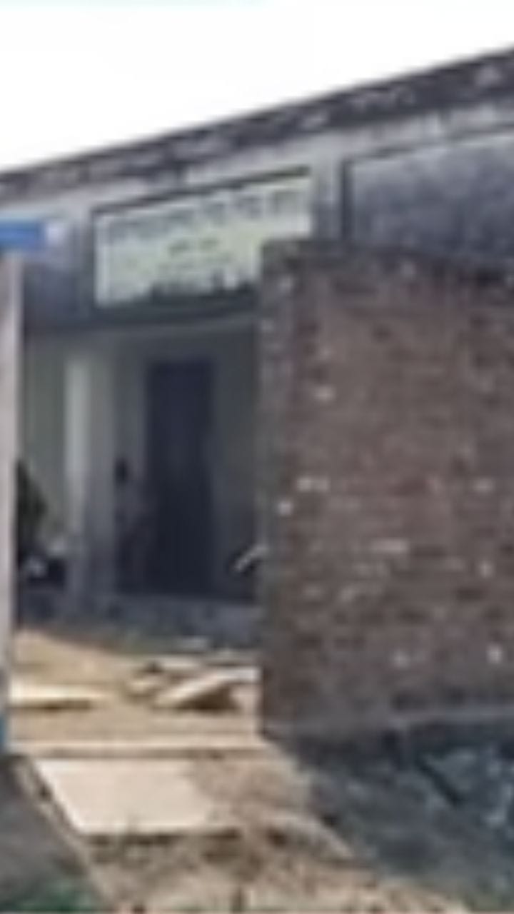 হানাবাড়ি ‘স্কুল’! নেই শৌচাগারও, ঝোপে যান শিক্ষিকা থেকে পড়ুয়া