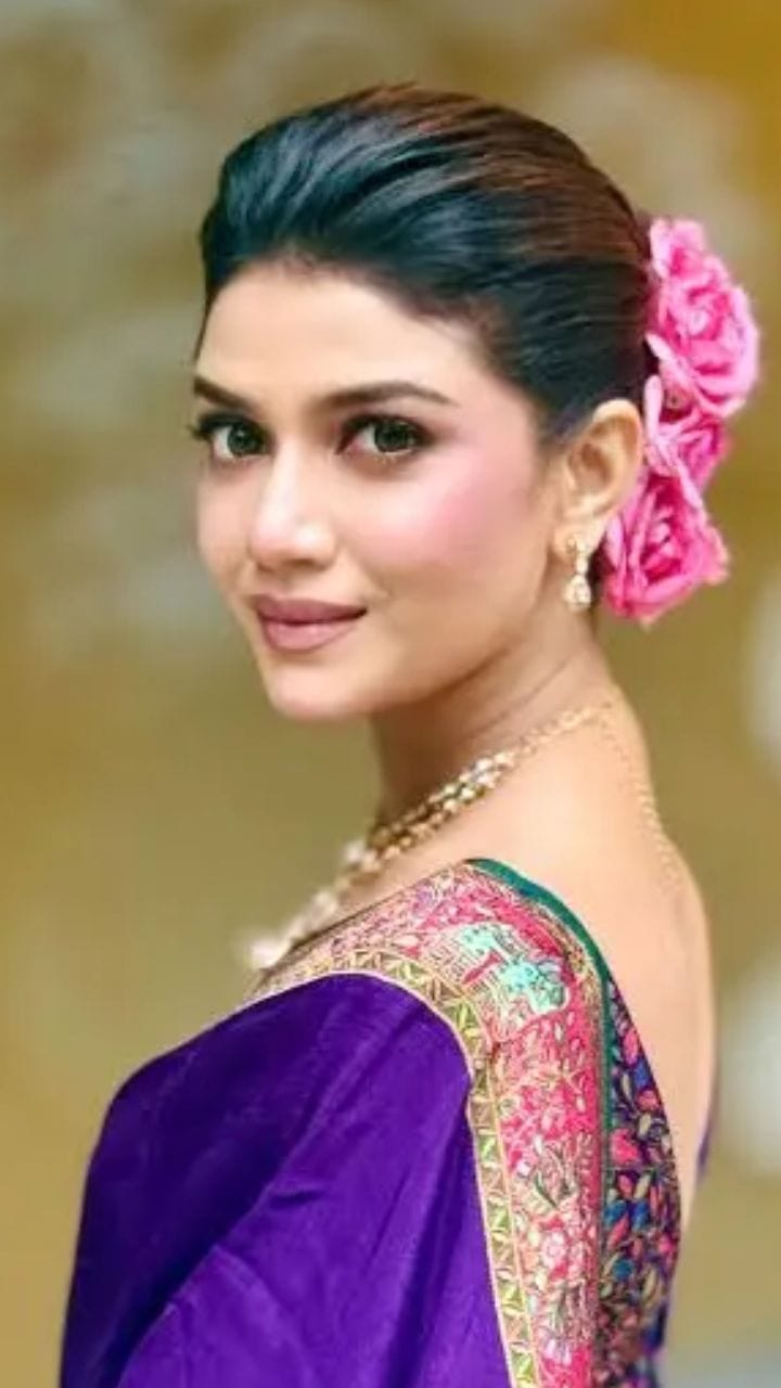 ঘরের বায়োস্কোপের রেড কার্পেটে নজর কাড়লেন টলিউড অভিনেত্রী সৌরসেনী মৈত্র