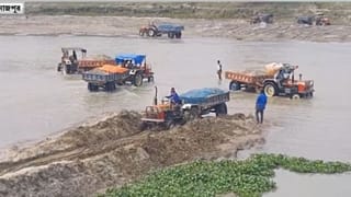 Sand Mafia in South Dinajpur: নৌকা নয়, নদীতে চলছে ট্র্যাক্টর! কেন?