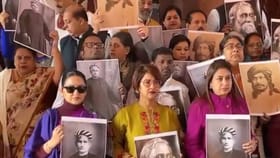 সংসদের বাইরে মৌন প্রতিবাদ তৃণমূলের, ভিতরে বাজল SIR-ডঙ্কা