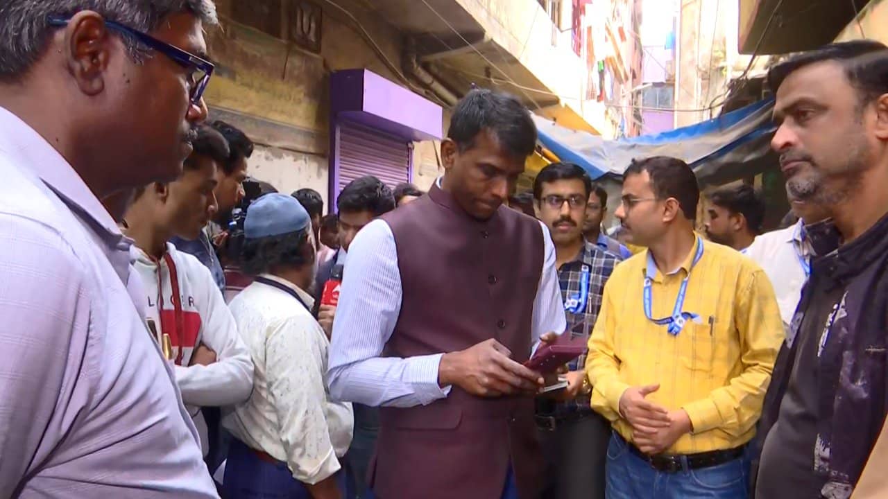 SIR in Bengal: মাঝে আর একদিন! ৭২০ জন ভোটারের মধ্যে ১০৫ জনের কাছে গেল না ফর্ম