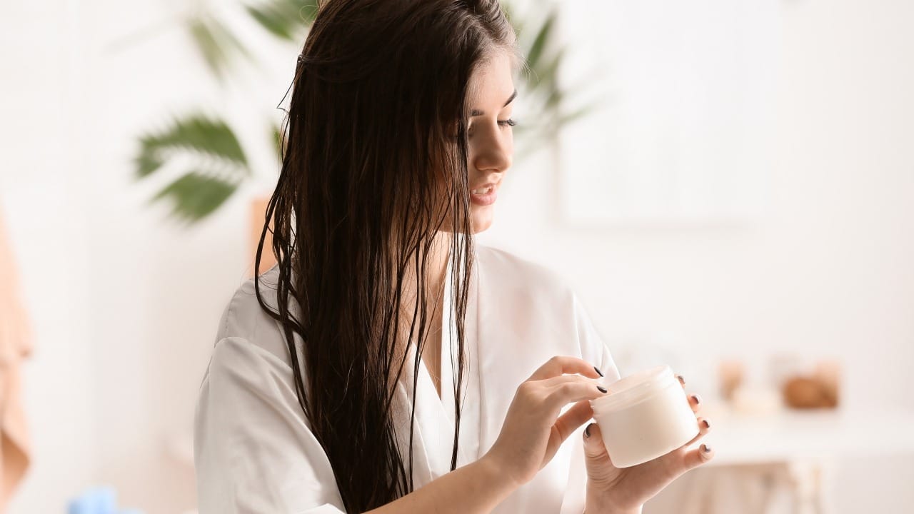 শীতকালে ঠান্ডা লাগার ভয়ে অনেকেই স্নান করেন না। স্বাস্থ্যকর চুলের জন্য ও সিবাম অক্ষত রাখতে সপ্তাহে তিনবার চুল ধোওয়া প্রয়োজন।