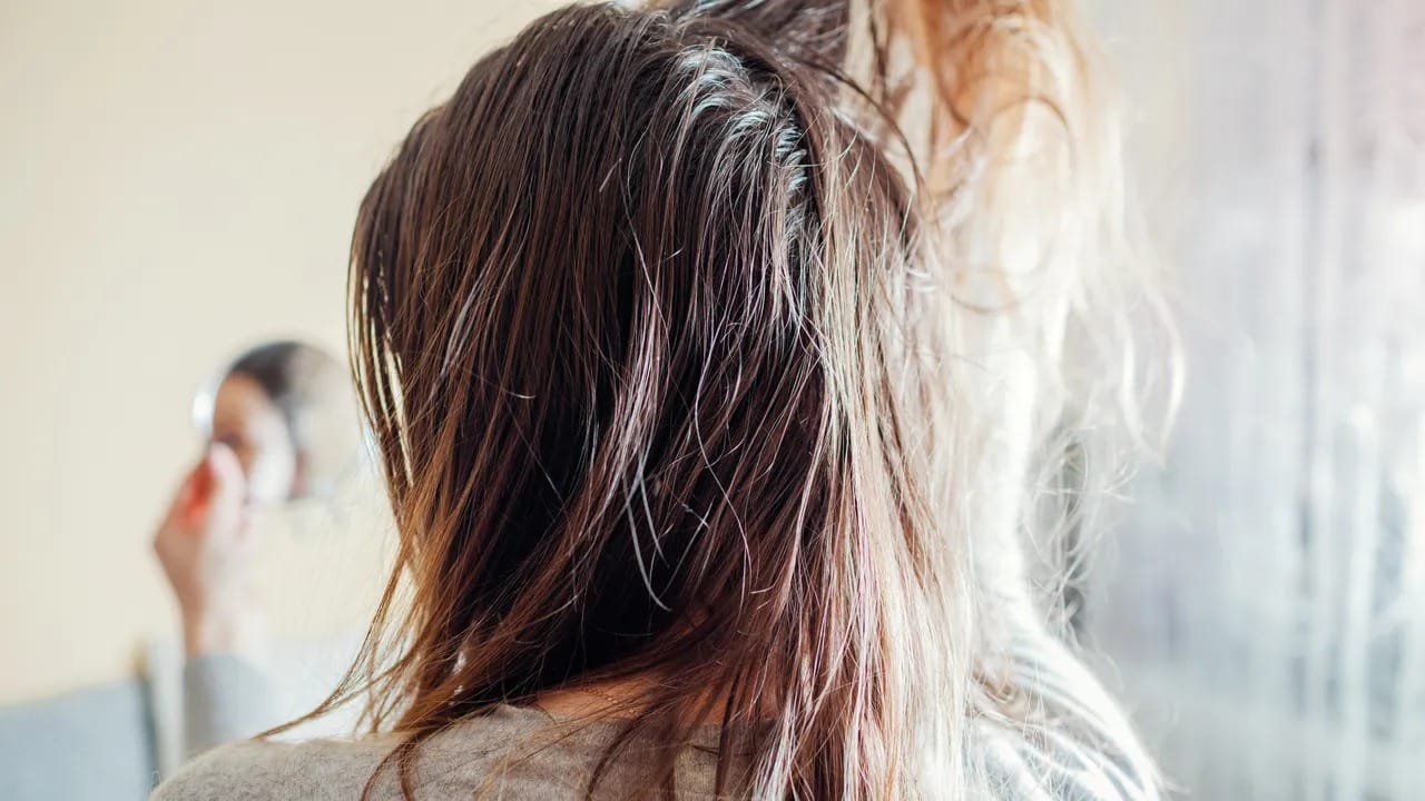 শীতকালে গরম জলে স্নান করার পরিবর্তে হালকা গরম জল দিয়ে চুল ধুয়ে নিন। ঠান্ডা জলে স্নান করলে সবচেয়ে ভাল কাজ করে। ঠান্ডা জলের কিউটিকলকে বন্ধ করে দেয়। তাতে আর্দ্রতা হ্রাস পায়।