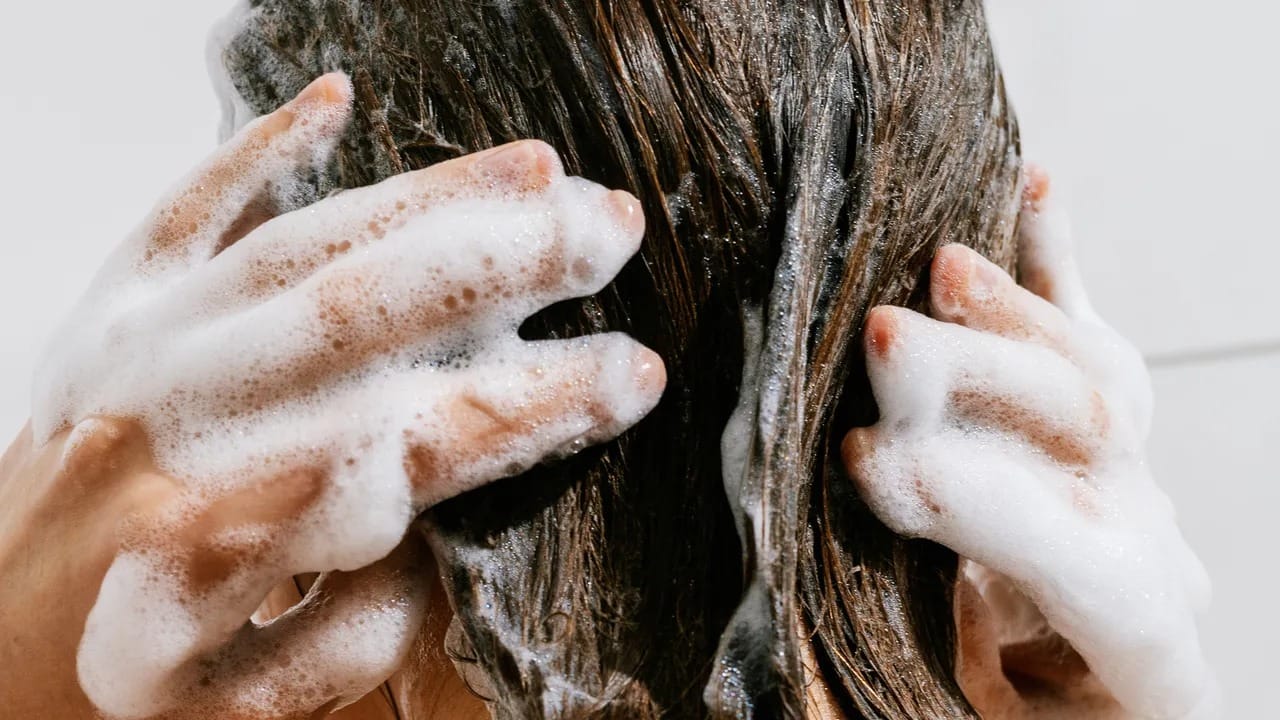 চুলে ময়েশ্চারাইজার আছে, এমন কন্ডিশনার প্রয়োগ করলে তা ভাল ফল পাবেন। অত্যাধিক চুলে রঙ করা বা ক্ষতিকারক রাসায়নিক-যুক্ত শ্যাম্পু এড়িয়ে চলুন।