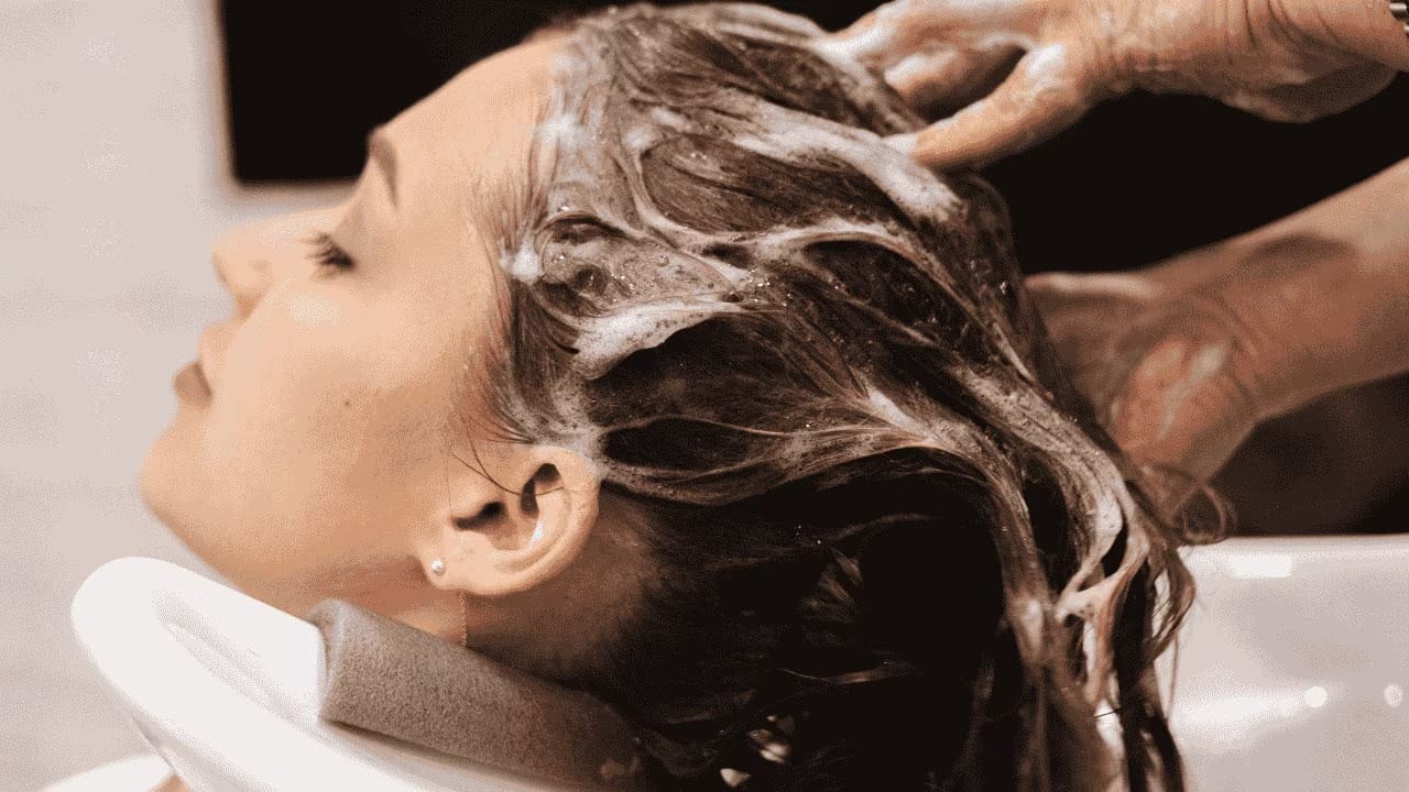 শুষ্ক চুলের সঙ্গে লড়াই করা শীতকালে খুবই স্বাভাবিক ঘটনা। চুলের শুষ্কতা ও নিস্তেজ ভাব দূর করতে এখন থেকেই চুলের সঠিক যত্ন নেওয়া শুরু করা গুরুত্বপূর্ণ। শুষ্ক তুলের সঙ্গে মাথার ত্বকে চুলকানি, খুশকি ও অতিরিক্ত চুল পড়ার সমস্যাও দেখা যায় শীতকালে। ত্বকের যত্ন নিতে এই সময় ময়েশ্চারাইজার ব্যবহার করা যেমন দরকার, তেমনি চুলের আর্দ্রতা বজায় রাখাও প্রয়োজন।