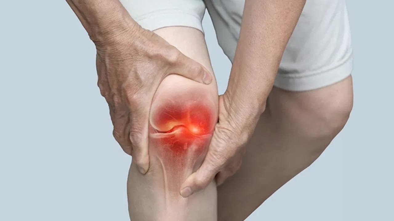 শীতকালে অনেকের কাছেই আরামের। তবে জাঁকিয়ে শীত পড়লে তাতে কষ্টে দিন কাটে অনেকেরই।শীতকালে হাত-পা ঠান্ডা হয়ে যায়। কেউ-কেউ ব্যথাও অনুভব করে। শীতে ঠান্ডার কারণে হাত ও পায়ের রক্তনালি সংকুচিত হয়ে যায়। এতে রক্তপ্রবাহে বাধা তৈরি হয়। এই কারণে অনেকেরই শীতকালে হাত-পা ঠান্ডা হয়ে যাওয়ার সমস্যায় ভোগেন।