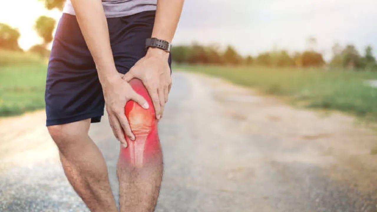 পায়ে মোজা এবং হাতে গ্লভস পরুন। উলের বোনা মোজা ও গ্লভস পরলে বেশি উপকার পাবেন। এতে আপনার হাত ও পা গরম থাকবে। এছাড়া আপনি হিটিং প্যাড ব্যবহার করতে পারেন।