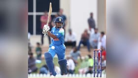 ধোনির উত্তরসূরি? বাঙালি ক্রিকেটারের দ্বিশতরানে মুগ্ধ ক্রিকেট বিশ্ব