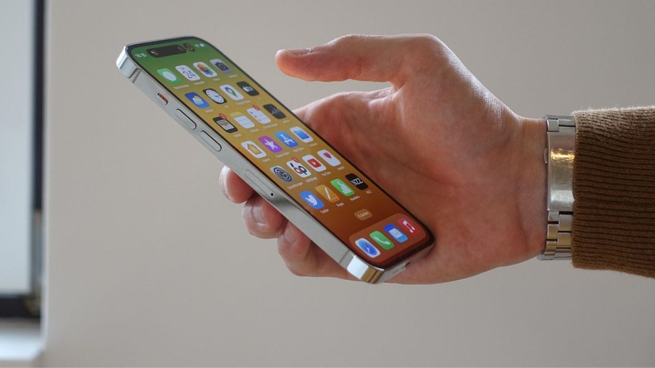 তবে শুধু কন্ডোম নয়, আরও নানা জিনিসের অর্ডারে লাখ লাখ টাকা খরচ করা হয়েছে। যেমন বেঙ্গালুরুর এক ব্যবহারকারী একবারেই তিনটি আইফোনের অর্ডার দিয়েছিলেন। ৪.৩ লক্ষ টাকা খরচ করেছেন এক ধাক্কায়। তিনিই ইন্সটামার্টে সবথেকে দামি অর্ডার করেছেন। 