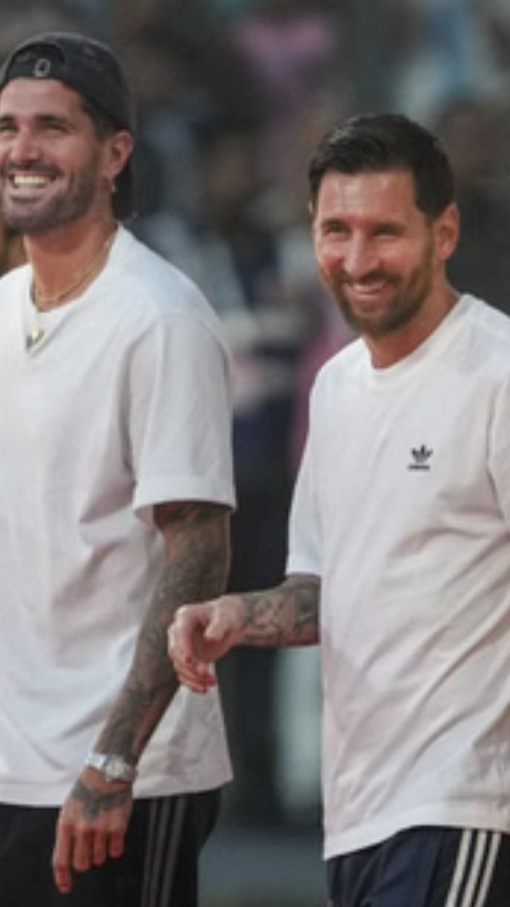 মেসিকে কী উপহার দিলেন সচিন?