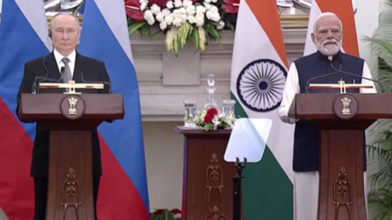 Modi-Putin Press Meet: বন্ধু পুতিন..., রুশ প্রেসিডেন্টকে পাশে নিয়ে পাকিস্তানকে সতর্ক করলেন মোদী?