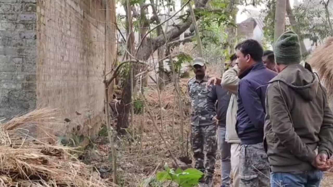 Purulia Death: দাউদাউ করে জ্বলছিল খড়ের গাদা, আগুন নেভানোর পর সেখানে এলাকাবসী যা দেখলেন গায়ে কাঁটা দিল Purulia Death: দাউদাউ করে জ্বলছিল খড়ের গাদা, আগুন নেভানোর পর সেখানে এলাকাবসী যা দেখলেন গায়ে কাঁটা দিল