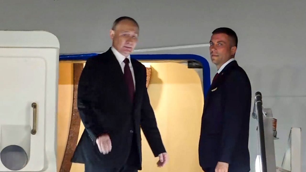 Putin's India visit Live Updates: ২ দিনের ভারত সফর শেষে রওনা দিলেন পুতিন Putin's India visit Live Updates: ২ দিনের ভারত সফর শেষে রওনা দিলেন পুতিন