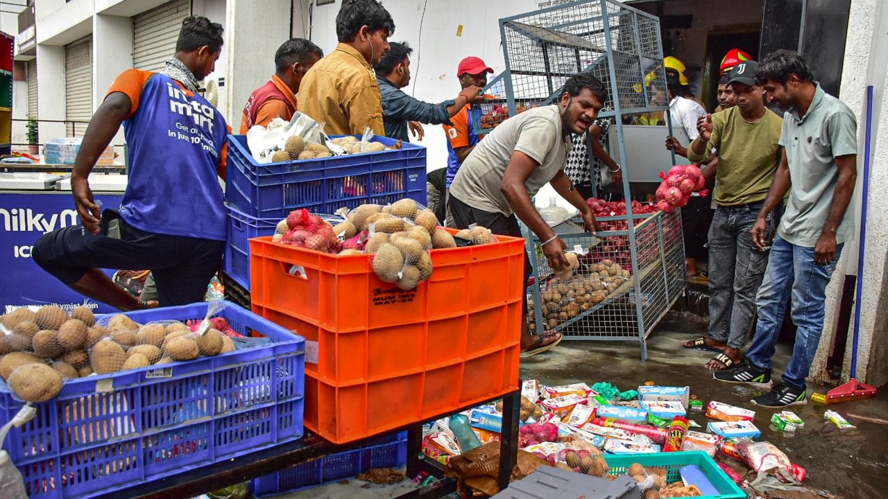 কুইক কমার্স সাইটগুলিতে কন্ডোমই সবথেকে জনপ্রিয় অর্ডার। ইন্সটামার্টে প্রতি ১২৭টি অর্ডারের মধ্যে ১টি অর্ডারই কন্ডোমের হয়েছে। সবথেকে বেশি কন্ডোম কোন মাসে হয়েছে জানেন? সেপ্টেম্বর মাসে। ২৪ শতাংশ বেশি কন্ডোম অর্ডার হয়েছে ওই মাসে।  