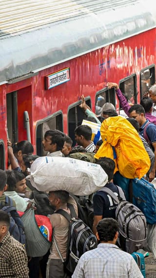 ফ্লাইট ক্যানসেল হলে যেতে পারবেন ট্রেনে