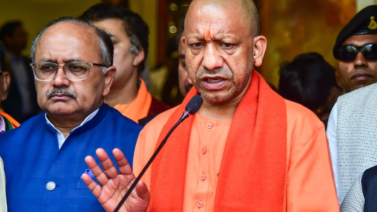 Yogi Adityanath: পশ্চিমবঙ্গ থেকে যেন বাংলাদেশি ঢুকে না পড়ে! বিবৃতি দিয়ে ধরপাকড়ের নির্দেশ যোগীর