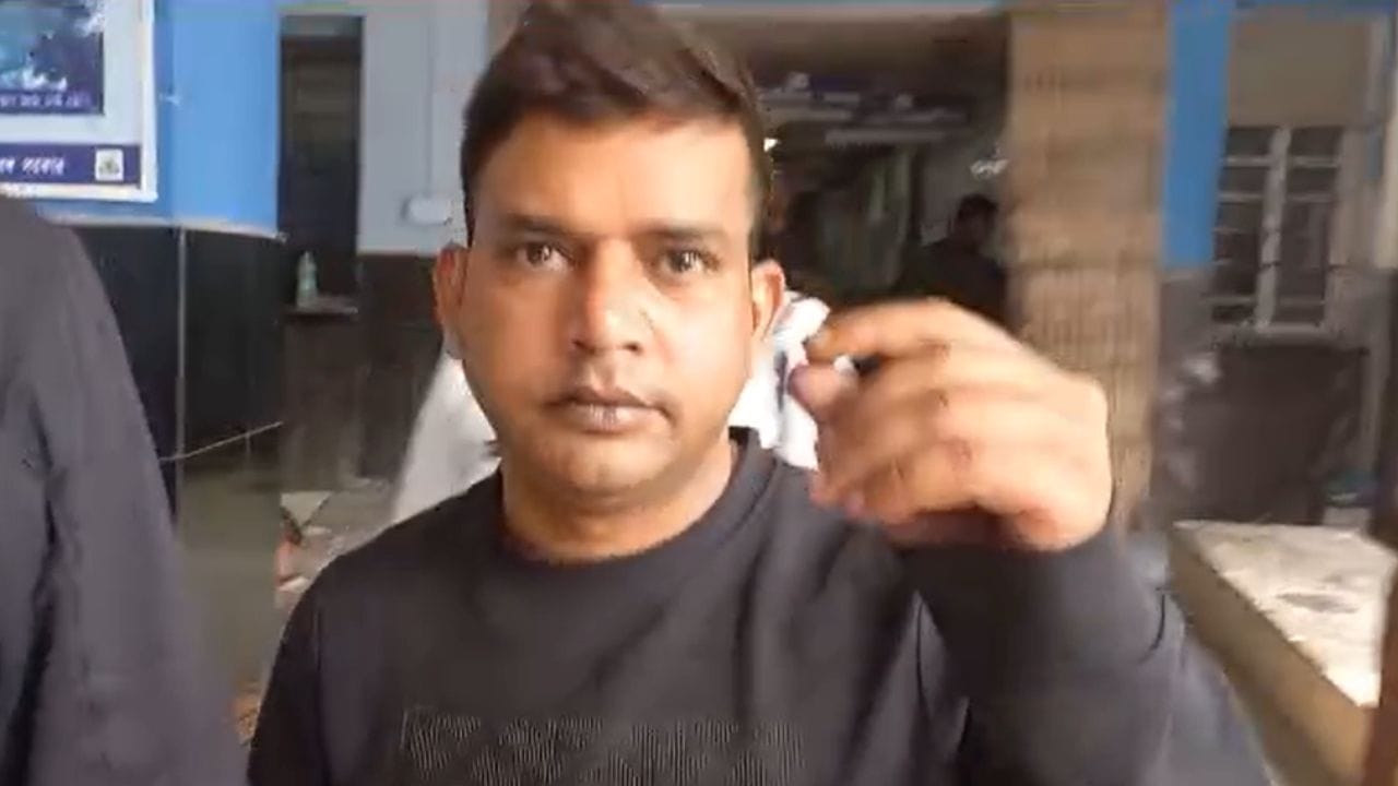 Cheating: বৃদ্ধার অ্যাকাউন্ট থেকে গায়েব ৯০ লক্ষ টাকা, পুলিশ তদন্তে নামতেই সামনে এল বিস্ফোরক তথ্য Cheating: বৃদ্ধার অ্যাকাউন্ট থেকে গায়েব ৯০ লক্ষ টাকা, পুলিশ তদন্তে নামতেই সামনে এল বিস্ফোরক তথ্য