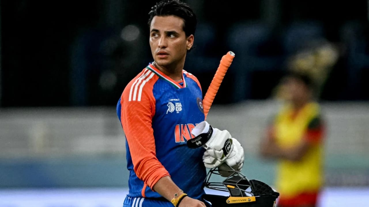 অভিষেক শর্মা- বর্তমান আইসিসি টি২০ ব্যাটিং র‍্যাঙ্কিংএ শীর্ষে থাকা এই ভারতীয় ওপেনার তার চমৎকার ফর্মের কারণে বিশ্বকাপের অন্যতম সেরা বলে ধরছেন বিশেষজ্ঞরা। ঝুঁকি নিতে পারেন, বিস্ফোরক ব্যাটিংয়ের পাশাপাশি খেলতে পারেন বড় ইনিংস। অভিষেক শর্মা যদি ফর্মে থাকেন, ভারতের রানের গতি যে শুরু থেকে উঠবে, তা নিয়ে সন্দেহ নেই। অভিষেকের ফর্মের নির্ভর করছে বিশ্বকাপে ভারতের সাফল্য। 