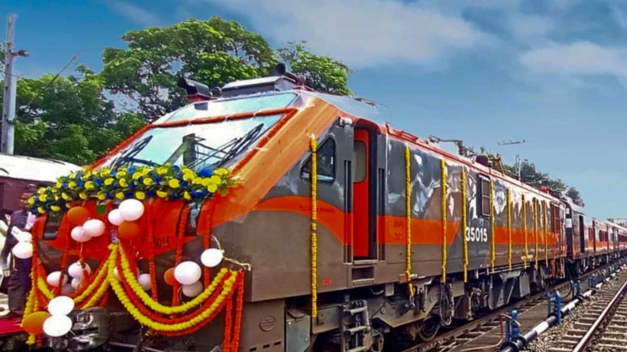New Amrit Bharat Express: ১৩০কিমি স্পিড, তাও ট্রেন চলছে বুঝতেই পারবেন না! বন্দে ভারত নয়, কয়েক ঘণ্টা পরই হাওড়া-শিয়ালদহ থেকে ছুটবে এই নতুন এক্সপ্রেস New Amrit Bharat Express: ১৩০কিমি স্পিড, তাও ট্রেন চলছে বুঝতেই পারবেন না! বন্দে ভারত নয়, কয়েক ঘণ্টা পরই হাওড়া-শিয়ালদহ থেকে ছুটবে এই নতুন এক্সপ্রেস