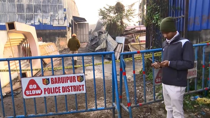 LIVE: আনন্দপুর অগ্নিকাণ্ডে মাঝরাতে গ্রেফতার ডেকরেটর গুদামের মালিক