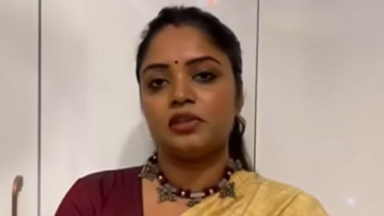 “আমি তো ওর পোস্ট থেকেই সবটা জানতে পারলাম। দেখে তো অবাক। হিন্দু মতে তো একটা বিয়ে থাকলে আর একটা বিয়ে হয় না। আমরা তো মুসলিম নই। আর আমার সঙ্গে ডিভোর্স না হলে এই নতুন বিয়ের তো কোনও মূল্যই নেই।” সাফ কথা অনিন্দিতার।  