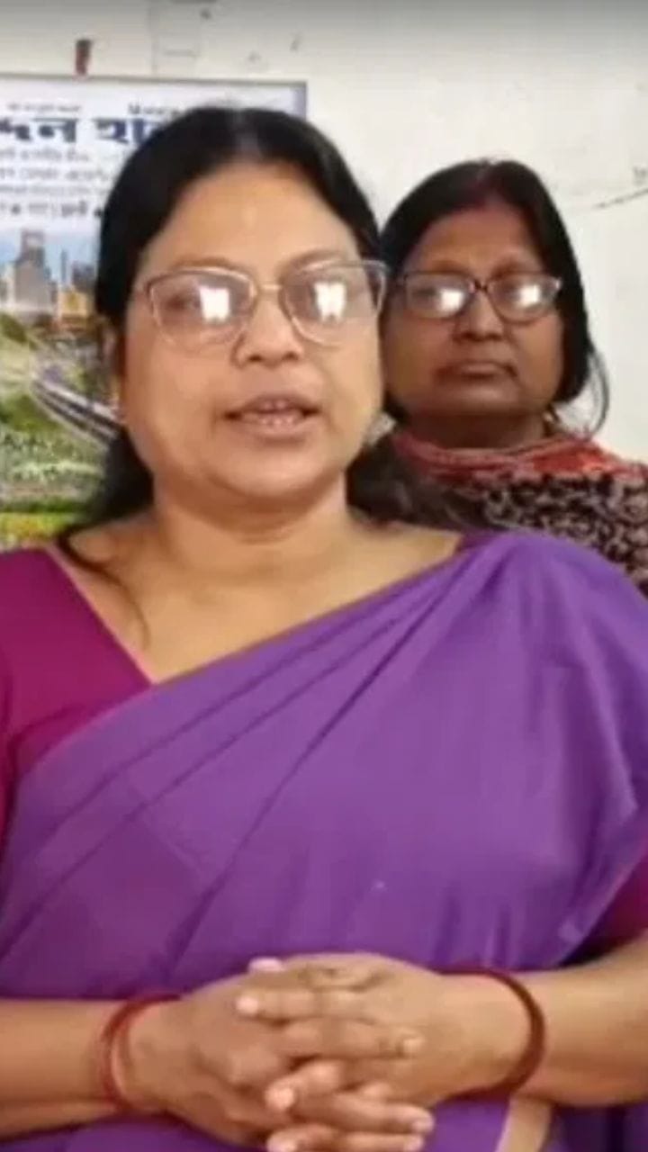 পুলিশের বাধা কাটিয়ে শেষমেষ স্বাস্থ্য ভবনের সামনে পৌঁছলেন আশাকর্মীরা