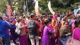 '৫০০০ টাকায় কি সংসার চলে?', দুচোখ ভরে জল এল তাঁর