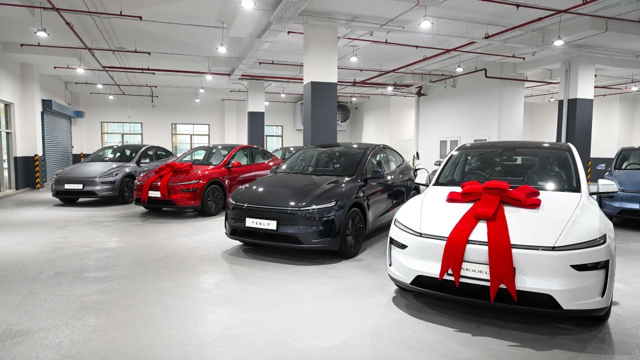 ইতিমধ্যে কমেছে আয়কর। কমেছে ছোটগাড়িতে জিএসটি। ফলে, গাড়ি শিল্পও আশা করতে পারে কিছুটা বৃদ্ধির। সেই ক্ষেত্রে দাম বাড়তে পারে মারুতি সুজুকি, টিভিএস মোটরস, আইখার মোটরস, বাজাজ অটো ও অশোক লেল্যান্ডের।
