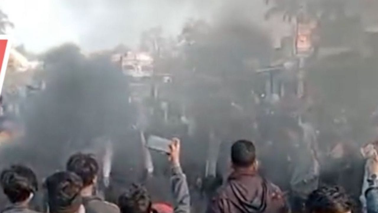 বেলডাঙায় জ্বলছে আগুন, ঘণ্টার পর ঘণ্টা দাঁড়িয়ে থাকল ট্রেন