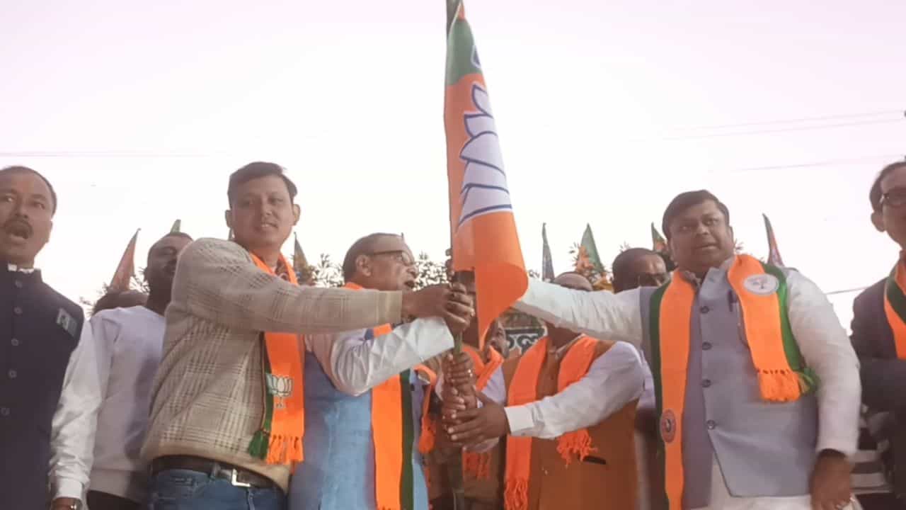 Jalpaiguri: নাম জড়িয়েছে চিটফাণ্ড কাণ্ডে, ডাক পড়েছিল CBI-এরও, সেই শশাঙ্ক ও তাঁর ছেলেকে দলে নিল BJP Jalpaiguri: নাম জড়িয়েছে চিটফাণ্ড কাণ্ডে, ডাক পড়েছিল CBI-এরও, সেই শশাঙ্ক ও তাঁর ছেলেকে দলে নিল BJP