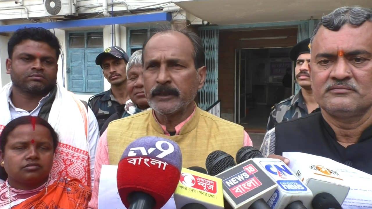 SIR in Election: ফর্ম ৭ জমা দিতে সোমবারের ডেডলাইন বিজেপির, এবার কোমর বেঁধে মাঠে নামলেন দলীয় বিধায়করা