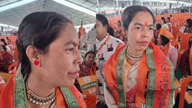 কানে দুল নয়, টিপ পরেন এই বিজেপি কর্মী, কেন জানেন?