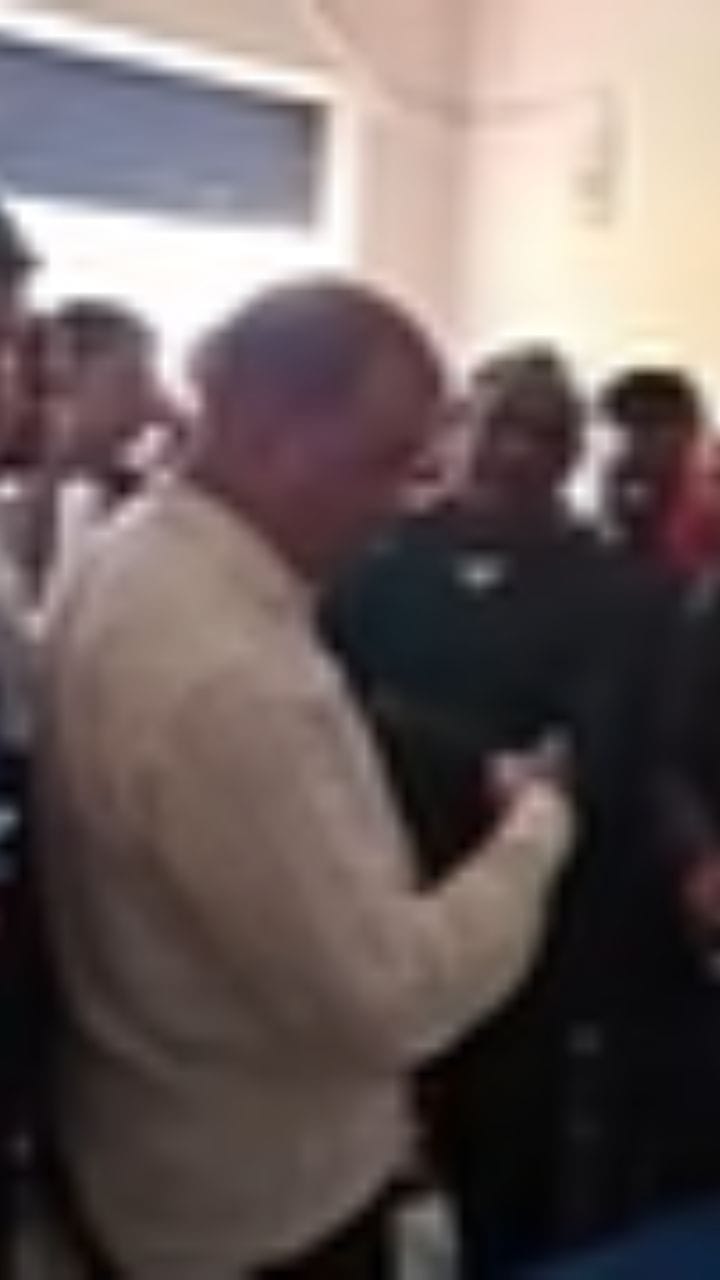 ‘বিজেপির দালাল নাকি!’, শুনানি কেন্দ্রে ঢুকে BLO-কে হুমকি! কে করলেন এমন কাণ্ড?