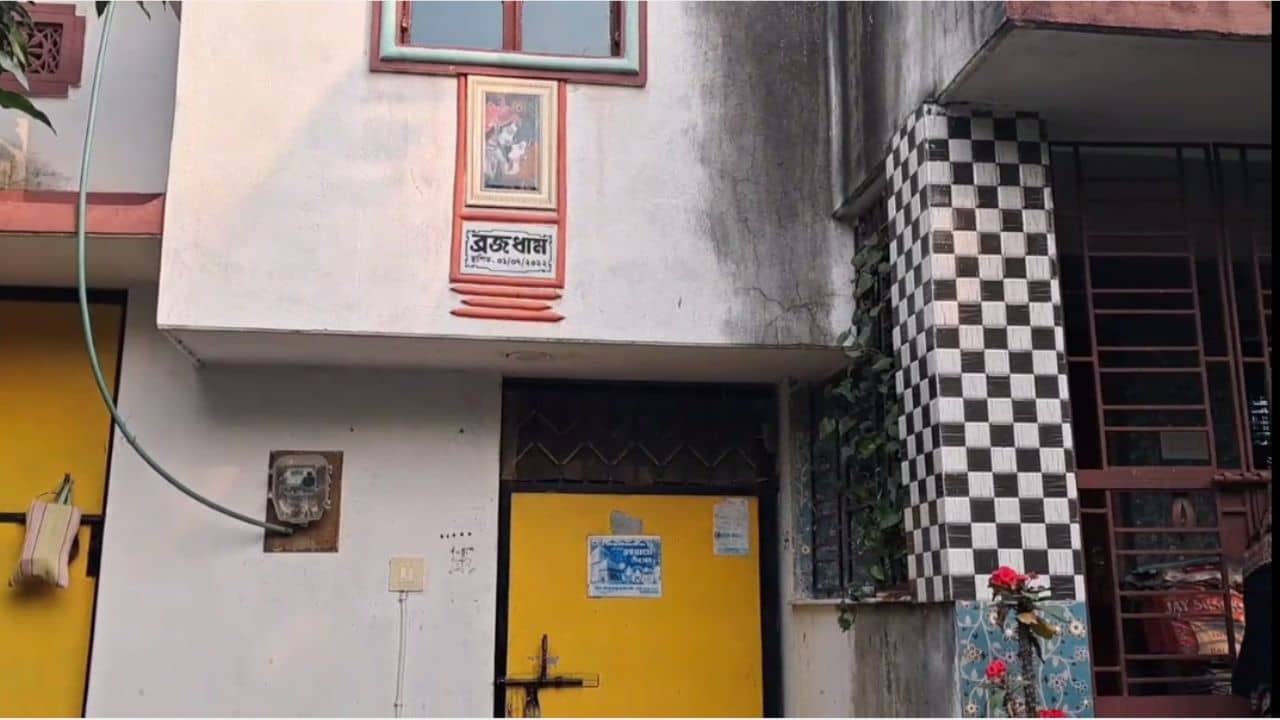 Balurghat: ফাঁকা বাড়ি, ঠাকুরঘরে ছিল শুধু লক্ষ্মী-গণেশ, ফিরে এসে সুমিত ও তার পরিবার যা দেখলেন অবিশ্বাস্য