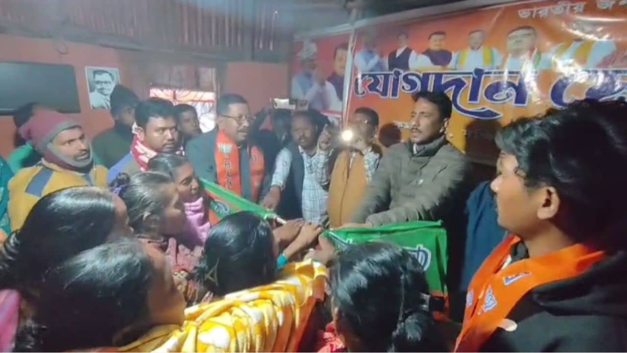 Balurghat: উত্তরবঙ্গে যখন অভিষেক, সেই সময়ই তৃণমূল ছেড়ে বিজেপিতে যোগদান