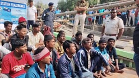 বাংলাদেশি ট্রলার আটক করল উপকূলরক্ষী বাহিনী