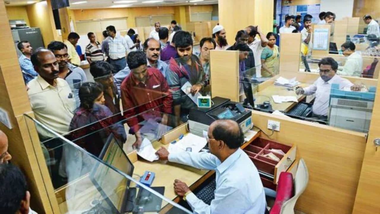 Bank Strike: বড়সড় ধর্মঘটে নামছেন কর্মীরা, টানা ৪ দিন বন্ধ থাকতে পারে ব্যাঙ্ক