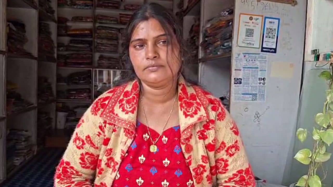 Bankura: ঢুকতে পারেন না পার্টি অফিসে, জামা-কাপড়ের দোকানে বসে পরিষেবা দেন কাউন্সিলর