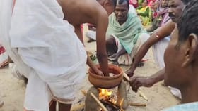 এই গ্রামে ফুটন্ত ঘিয়ে হাত ডুবিয়ে গুড়পিঠে ভাজেন ভাইয়েরা, কেন এই রীতি?