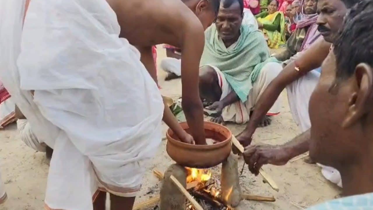 Bankura: এই গ্রামে ফুটন্ত ঘিয়ে হাত ডুবিয়ে গুড়পিঠে ভাজেন ভাইয়েরা, কেন এই অদ্ভুত রীতি?