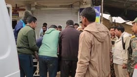 পেটে যন্ত্রণা নিয়ে রাতে ভর্তি, সকালেই মৃত্যু! তরুণীর দেহ নিয়ে বিক্ষোভ