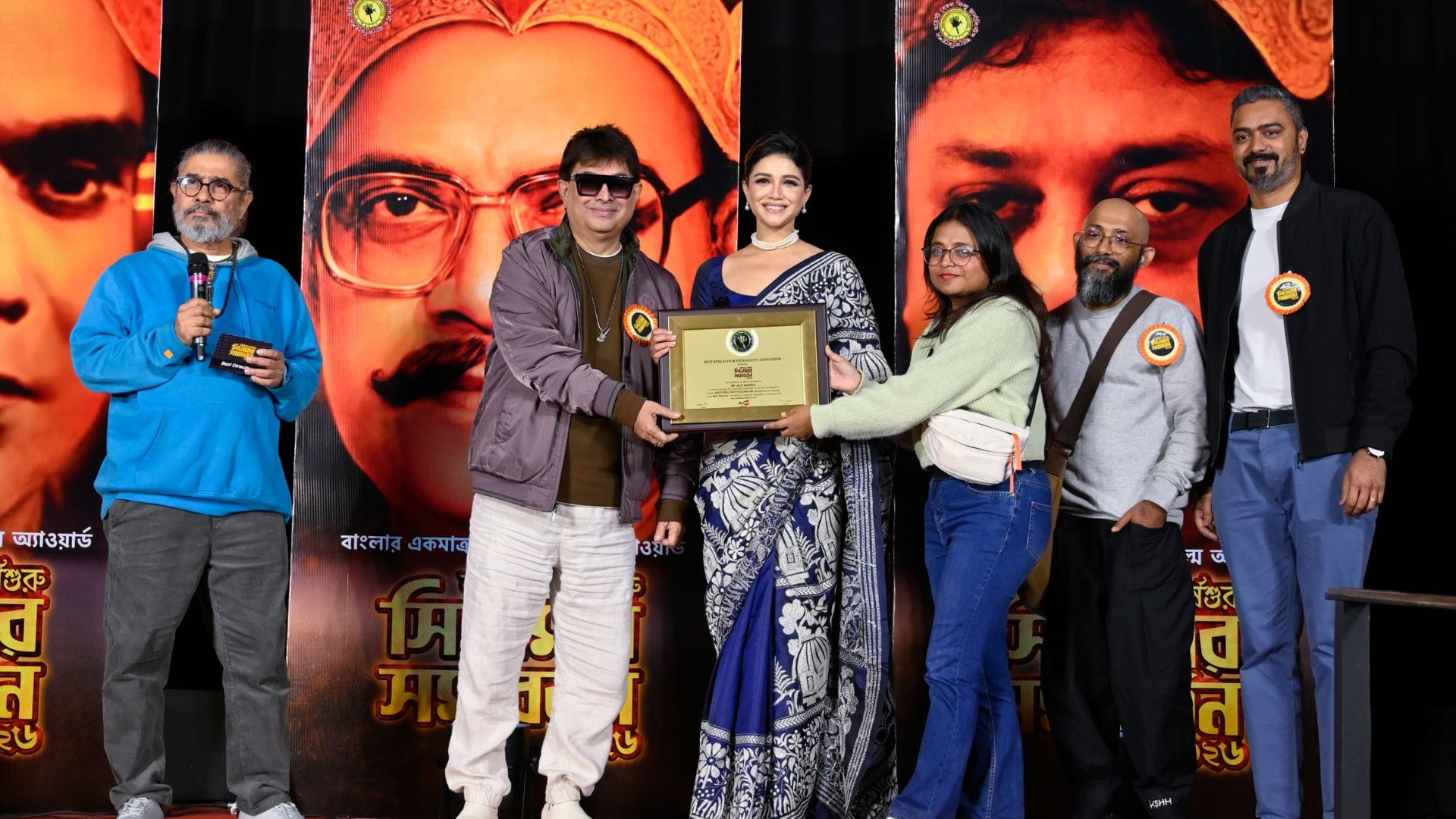 রবিবার তিলোত্তমার বুকে এক টুকরো চাঁদের হাট। দক্ষিণ কলকাতার প্রিয়া সিনেমা হল সাক্ষী থাকল এক বর্ণাঢ্য অনুষ্ঠানের। ঘোষিত হলো টলিউডের অন্যতম মর্যাদাপূর্ণ পুরস্কার ‘সিনেমার সমাবর্তন ২০২৬’-এর বিজয়ীদের নাম। এ বছরের আয়োজনে ছিল এক বিশেষ চমক— অনুষ্ঠানের থিম ছিল বাংলা সিনেমার পর্দায় দাপিয়ে বেড়ানো ‘কালজয়ী নেগেটিভ চরিত্ররা’।