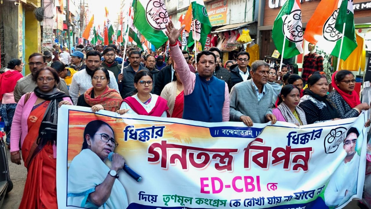 TMC Protest: শওকত থেকে কেষ্ট! জেলায় জেলায় শুরু হয়ে গেল তৃণমূলের ‘ফাটাফাটি’ খেলা TMC Protest: শওকত থেকে কেষ্ট! জেলায় জেলায় শুরু হয়ে গেল তৃণমূলের ‘ফাটাফাটি’ খেলা