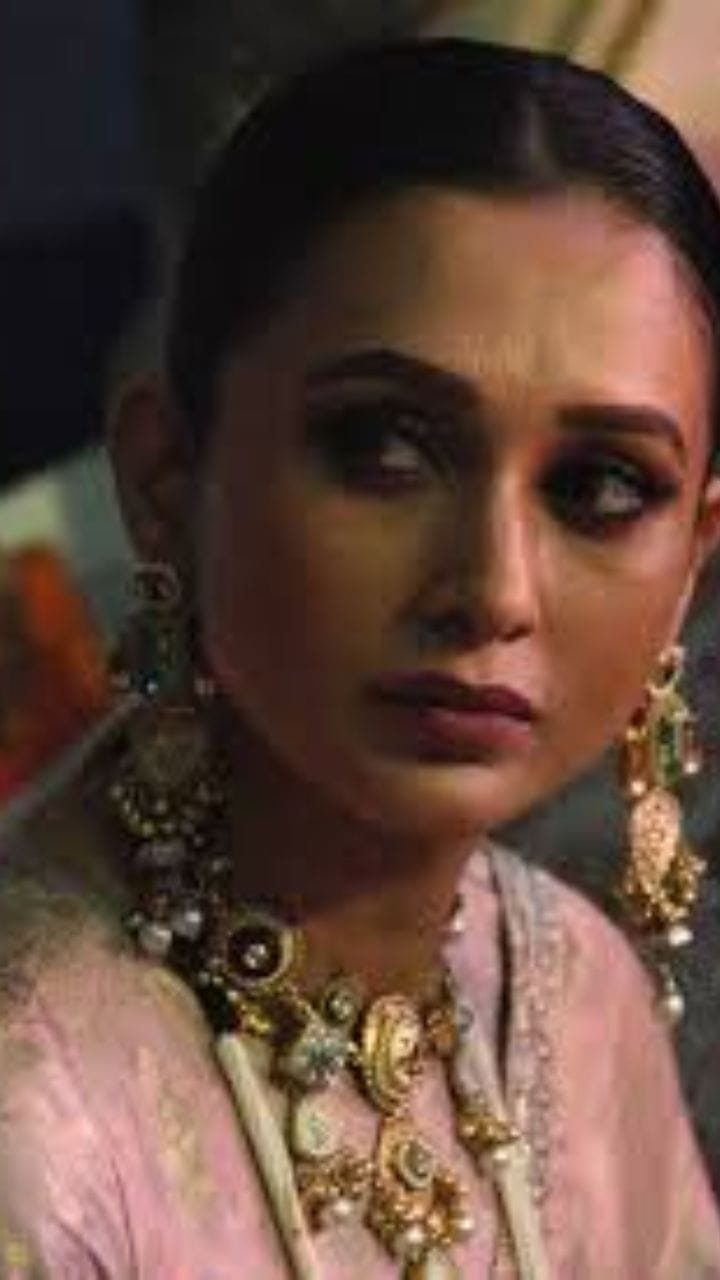 কেন মিমিকে স্টেজ থেকে নামতে বলা হল? মুখ খুললেন কর্মকর্তা তনয় শাস্ত্রী