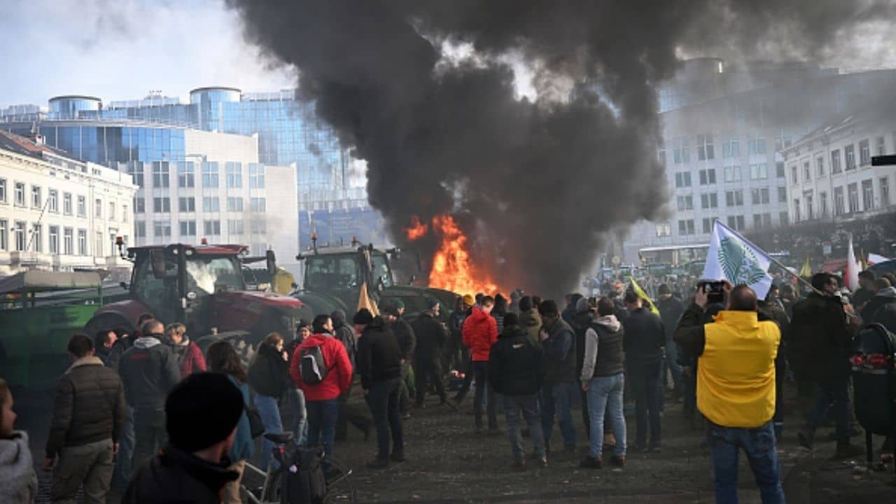 Farmers Protest in Europe: ট্রাক্টর নিয়ে রাজধানী অভিযান, বিক্ষোভে বিধ্বস্ত ইউরোপিয়ান ইউনিয়ন